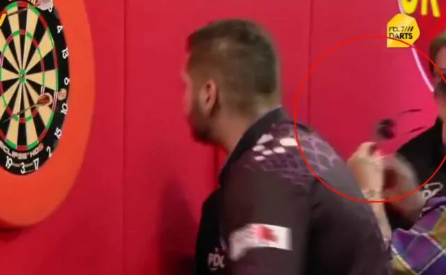 Gary Anderson biedt George Noble zijn bril aan na dit komisch moment