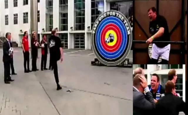 VIDEO: Raymond van Barneveld toont voetbal skills met kontje trap