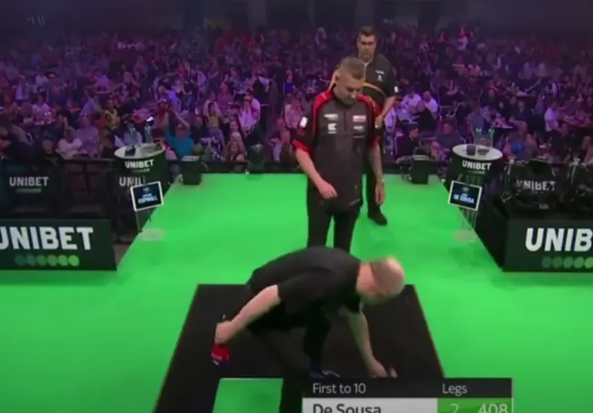VIDEO: George Noble schiet Nathan Aspinall te hulp in halve finale