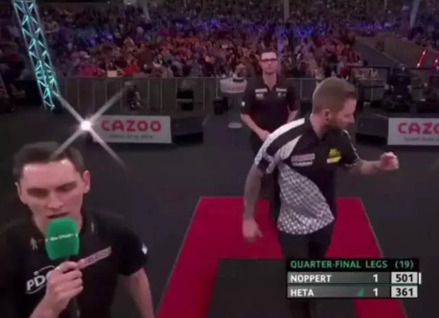 Beelden met 180-geluid van nieuwe PDC scheidsrechter op UK Open
