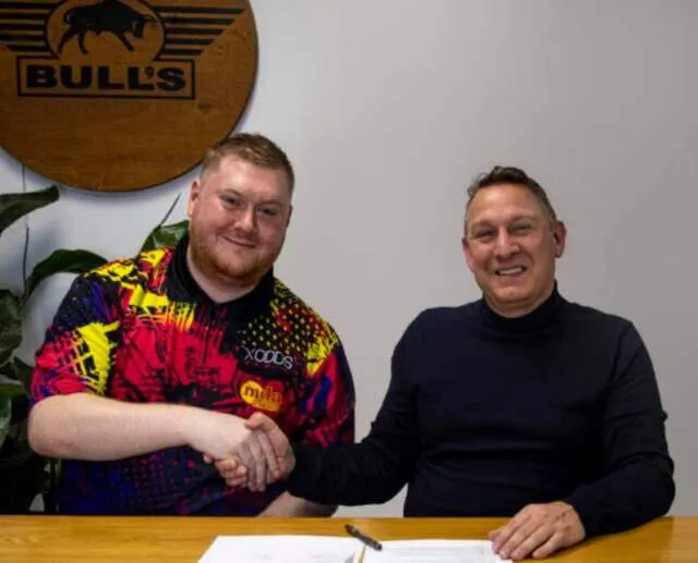 Ricky Evans tekent voor een langdurig contract bij Bull's Darts