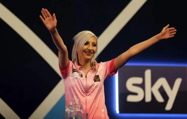 Sherrock eerste vrouw die 9-darter gooit op PDC-toernooi