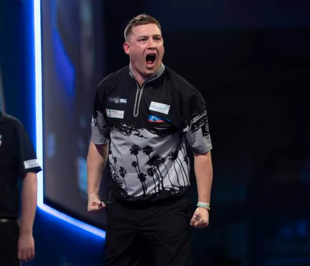 Chris Dobey knikkert Steve Beaton uit het deelnemersveld van het European Championship