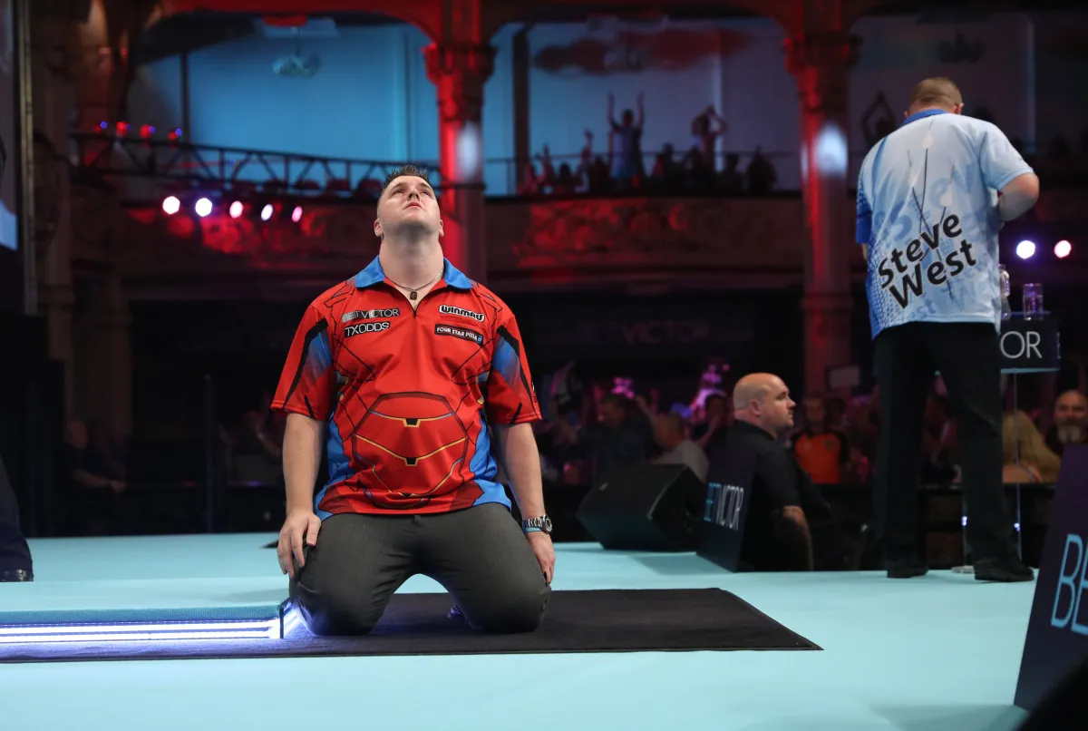 Historische dartmoment: Gurney scoort zijn eerste 9-darter in professionele carrière