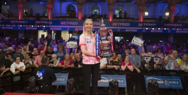Women's Series 21: Fallon Sherrock wint eerste titel van het weekend ten koste van Vicky Pruim