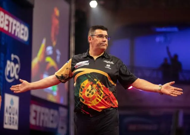 De Sousa, Smith-Neale en Gurney winnen de eerste ronde van de European Darts Grand Prix