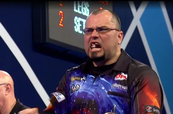 Opmerkelijk: Raymond Smith verliest zijn tanden op PDC WK podium