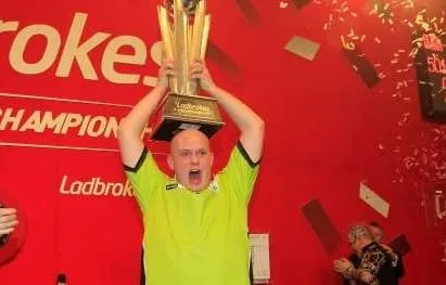 VIDEO: Van Gerwen werkt een dag bij sponsor KeukenConcurrent