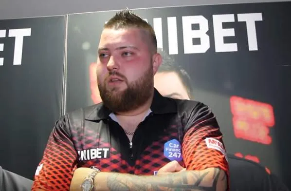 VIDEO: Reyes en Ilagan schreeuwen elkaar van het podium af