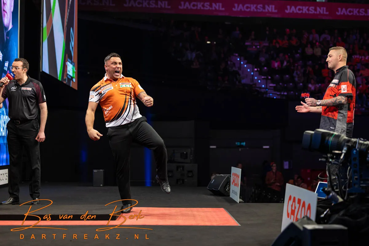 Gerwyn Price evenaart prestatie Michael van Gerwen met 6 Premier League wedstrijden achtereen gemiddelde van 100+