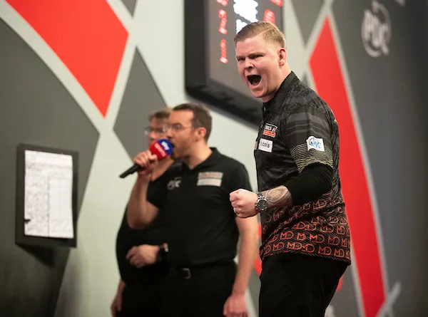 PDC Order of Merit: Anderson nadert top 20, Suljovic valt uit top 32, De Decker betreedt top 40