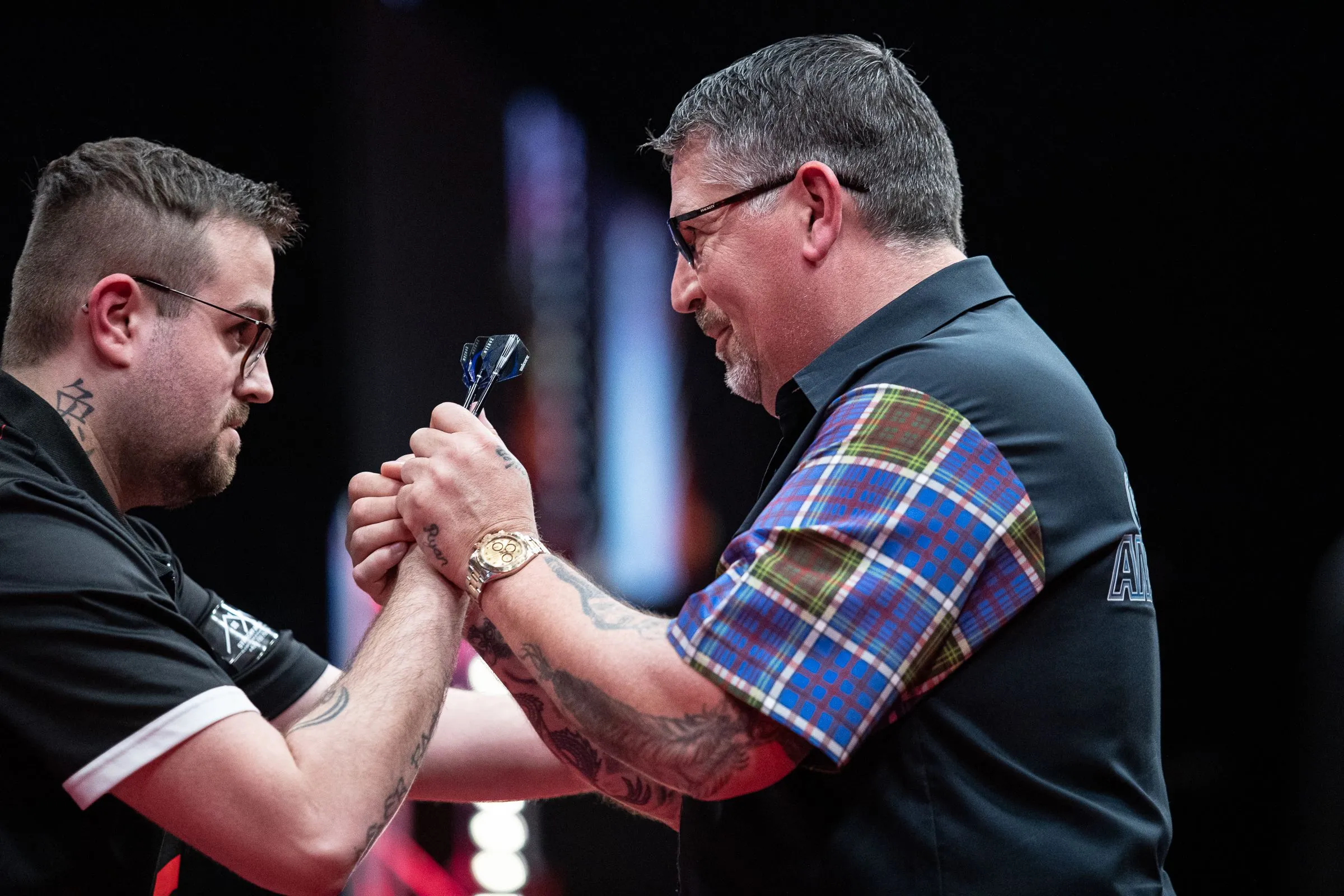 VIDEO met hoogtepunten eerste dag van de Dutch Darts Championship vanuit Leeuwarden