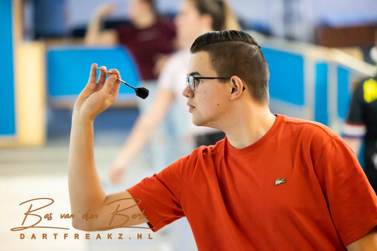 Van Veen maakt kwalificatie Euro-tour compleet met perfecte leg tegen Wattimena