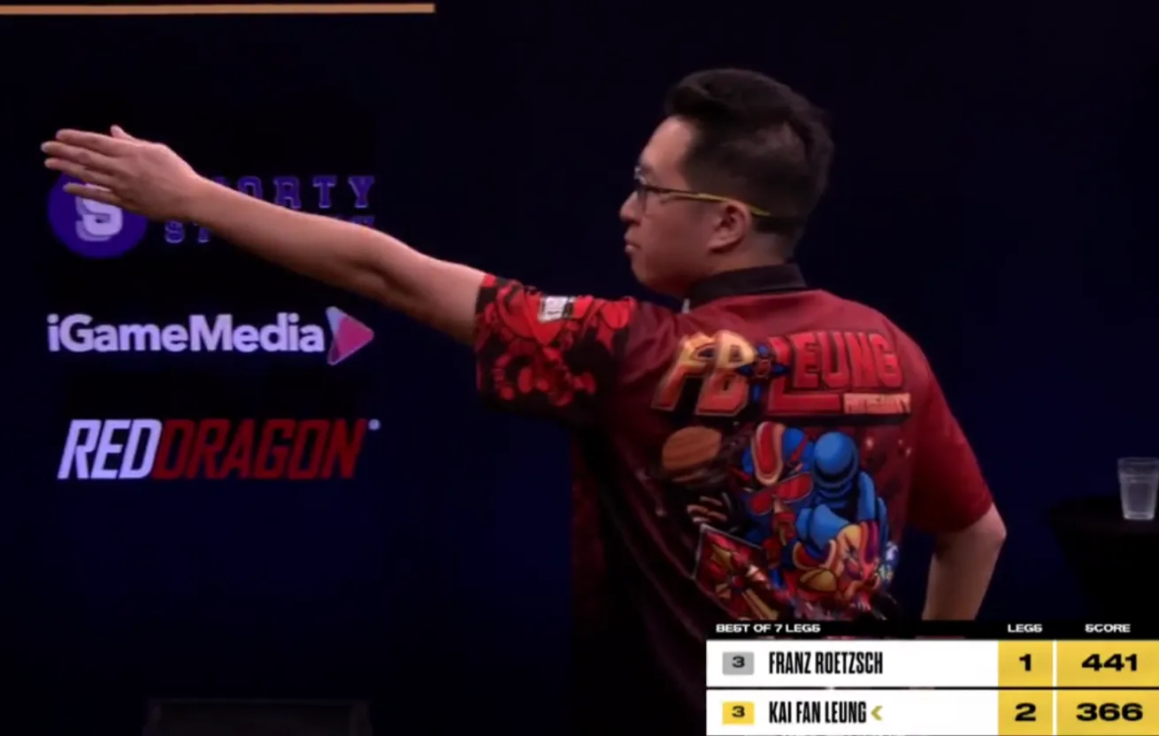 VIDEO: Kai Fan Leung toont nieuwe bijzondere manier van gooien op Super Series