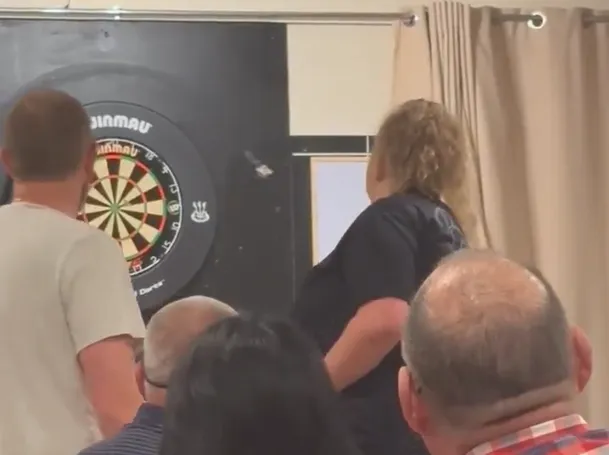 VIDEO: Beau Greaves verrast kerel met 115-finish via tweemaal bulls-eye
