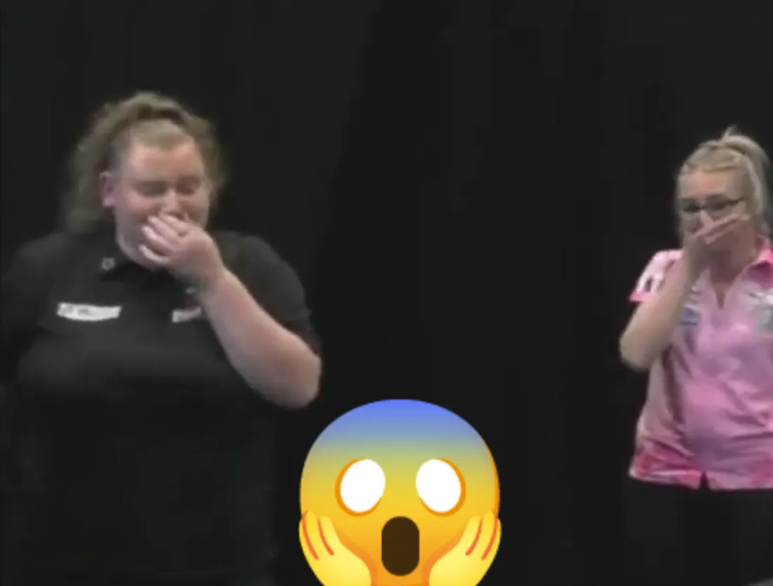 VIDEO: Beau Greaves en Fallon Sherrock komen met de schrik vrij na vallende camera