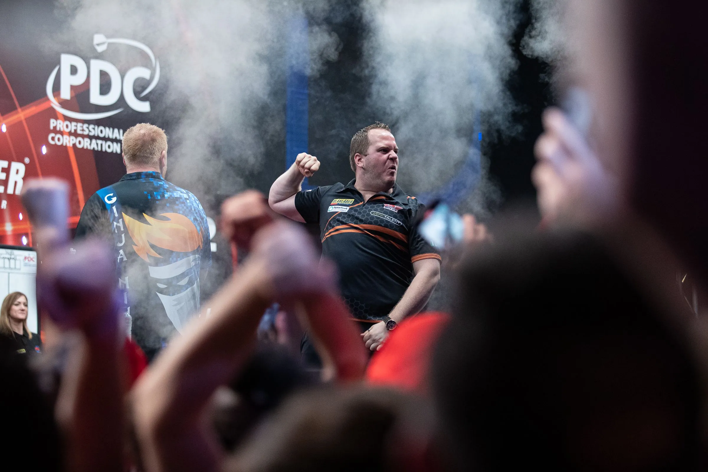 Van Duijvenbode pakt een van laatste acht plekken op World Series of Darts Finals