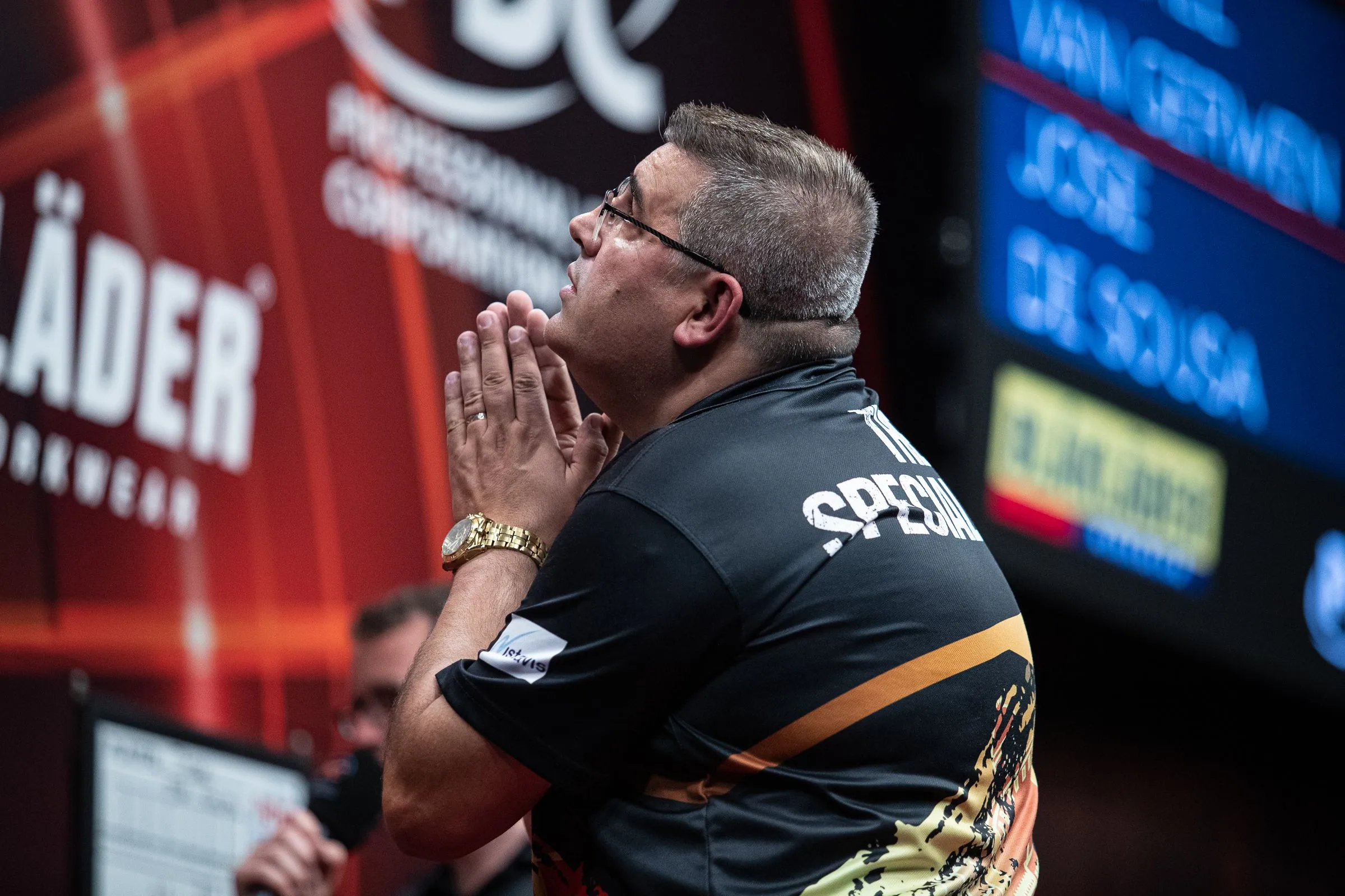Tijdens de World Cup of Darts maakt Jose de Sousa een rekenfout die het koppel duur komt te staan