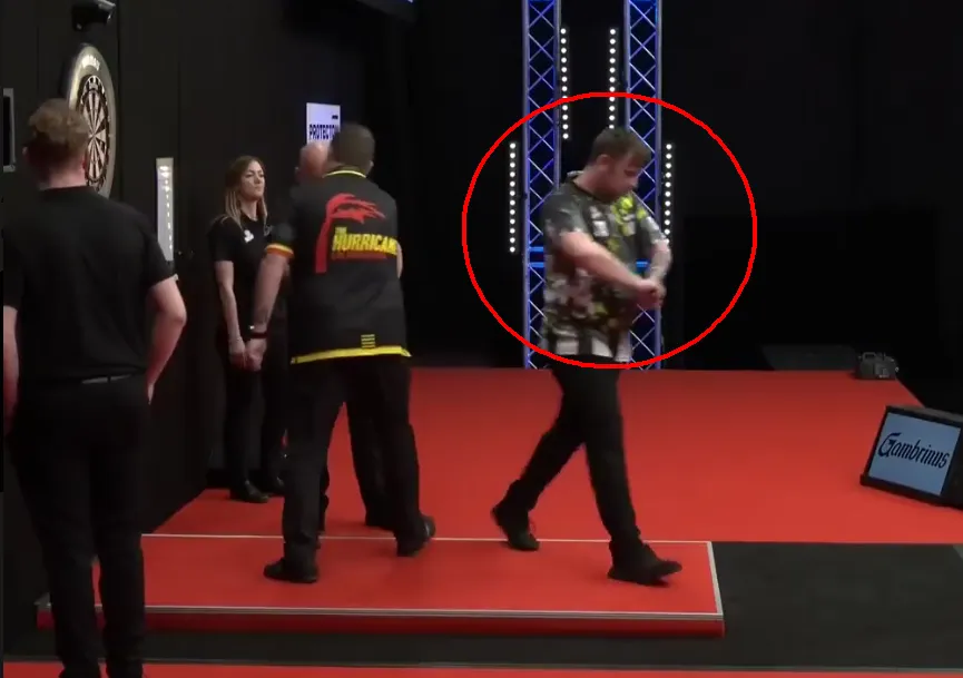 VIDEO: Callan Rydz breekt uit woede na verloren duel zijn pijlen doormidden