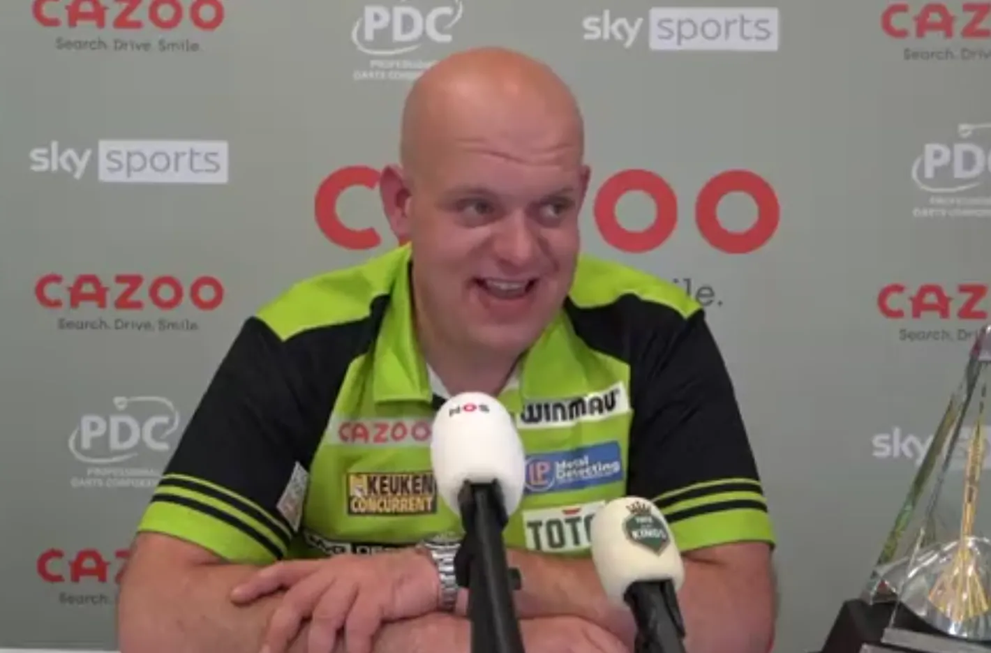 Michael van Gerwen met een knipoog over zijn vrije dagen: "De vrouw is de baas hé"