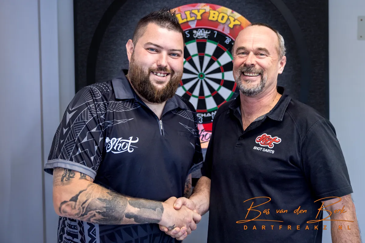 Wereldkampioen Michael Smith presenteerde nieuwe Shot dartslijn bij Embassy Benelux