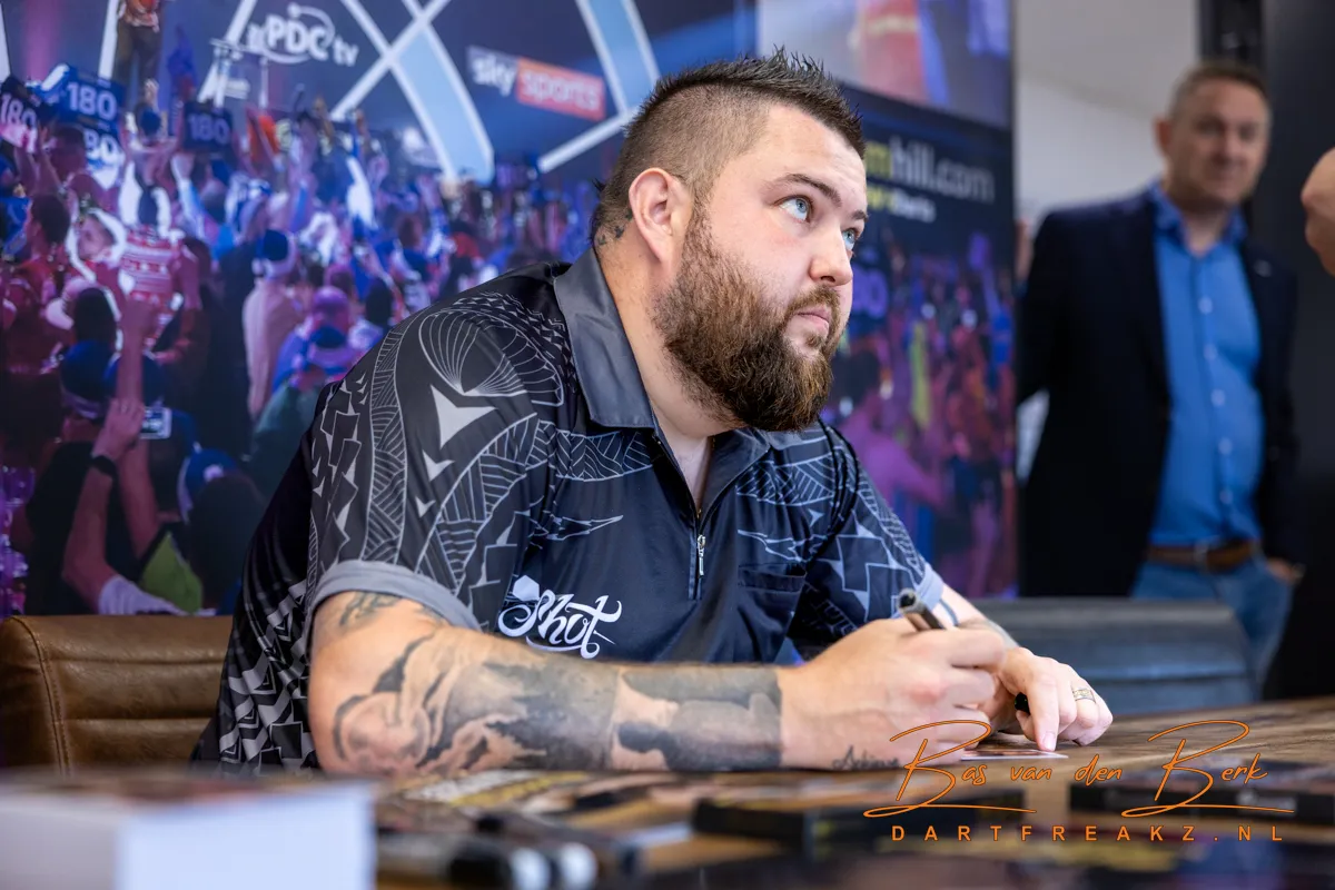Maak kans op gesigneerd setje Michael Smith Achieve darts met deze gratis prijsvraag