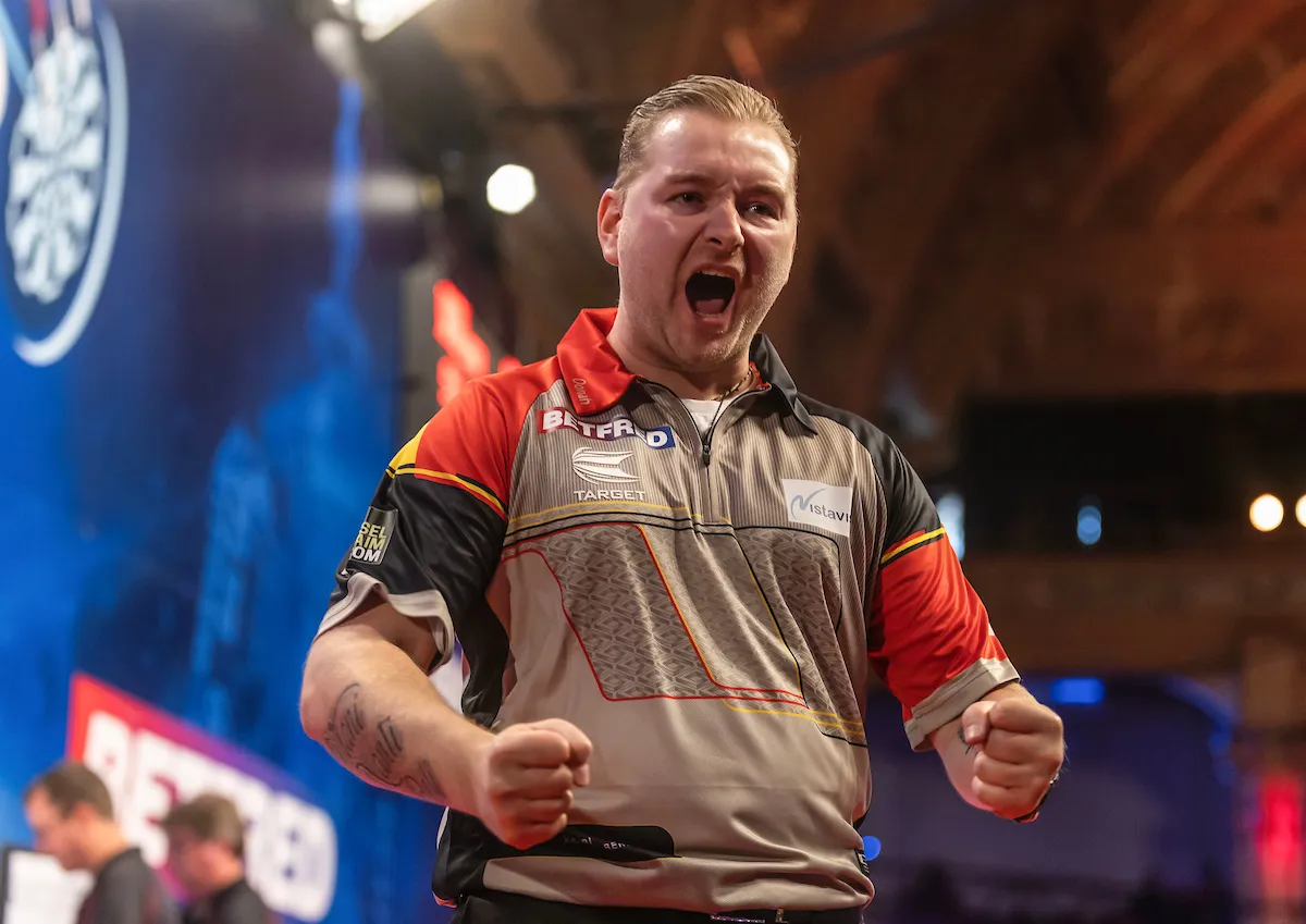 Dimitri van den Bergh verslaat Clayton en gaat naar de kwartfinale van het UK Open 2024
