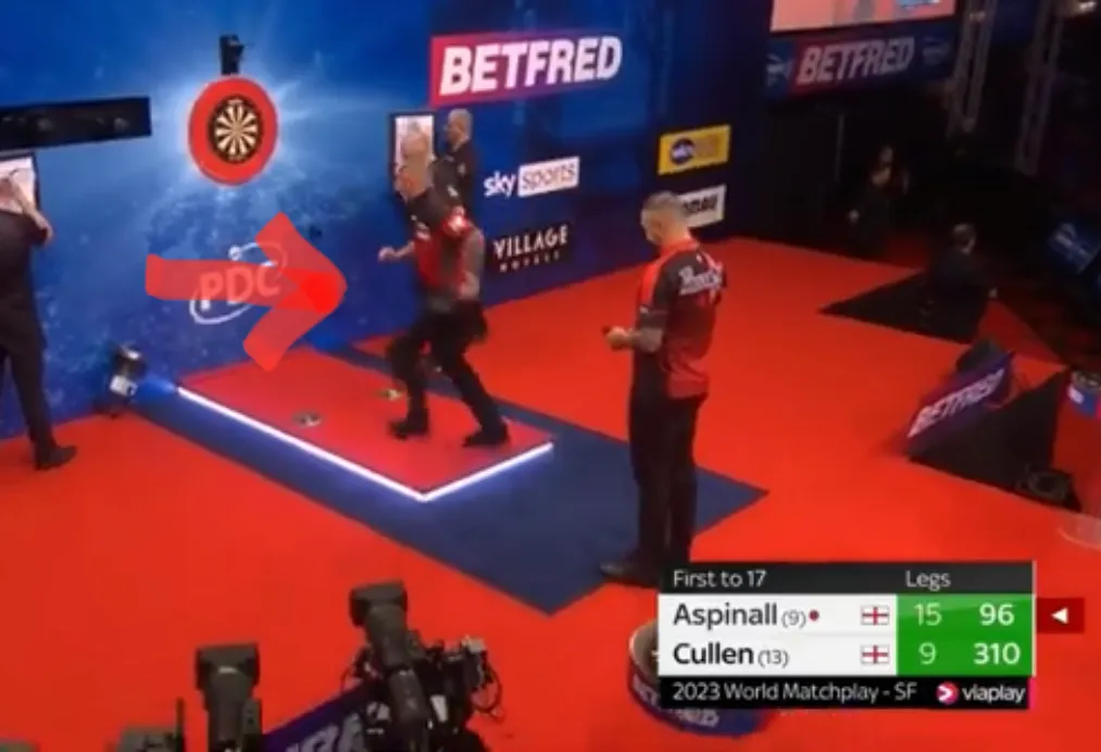 VIDEO: Opmerkelijk moment tijdens halve finale van Aspinall en Cullen