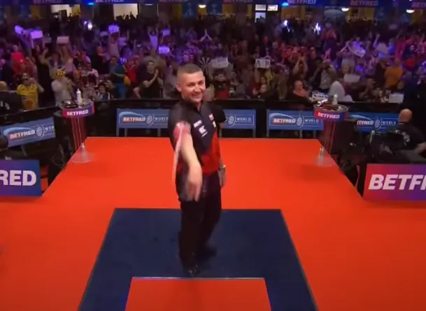 VIDEO: Nathan Aspinall gooit een illegale pijl tijdens de World Matchplay finale