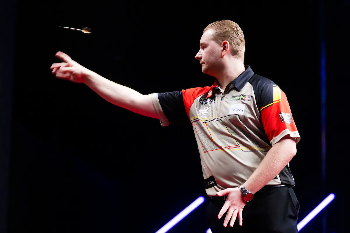 Dimitri van den Bergh stormt moeiteloos naar de tweede ronde in down under