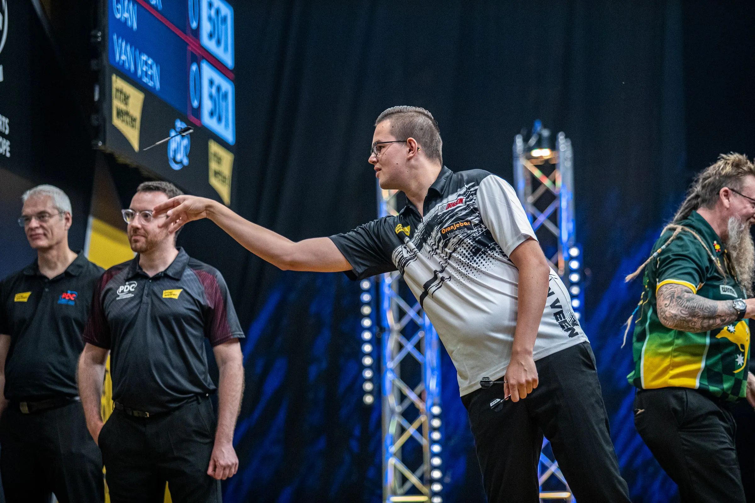 Zaterdagavond Hungarian Darts Trophy, Gian van Veen geeft een masterclass tegen Nathan Aspinall