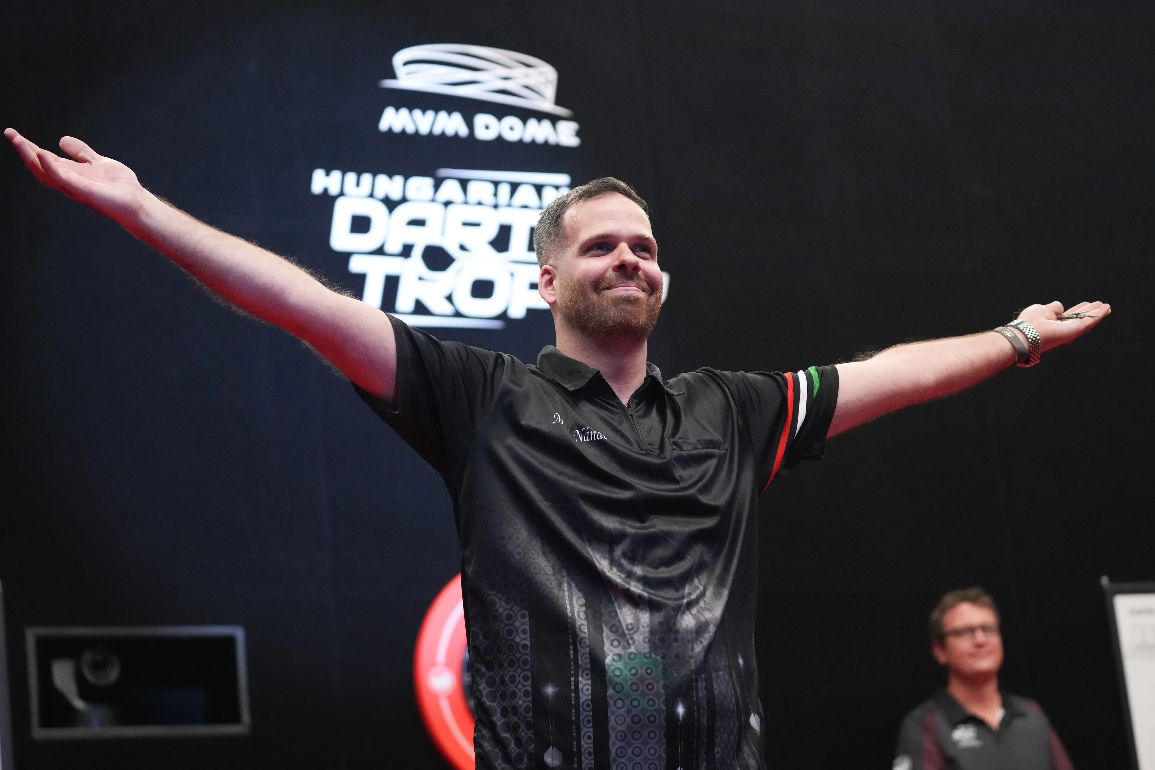 VIDEO Nandor Major is de eerste Hongaar die een wedstrijd wint op de Euro-tour van de PDC