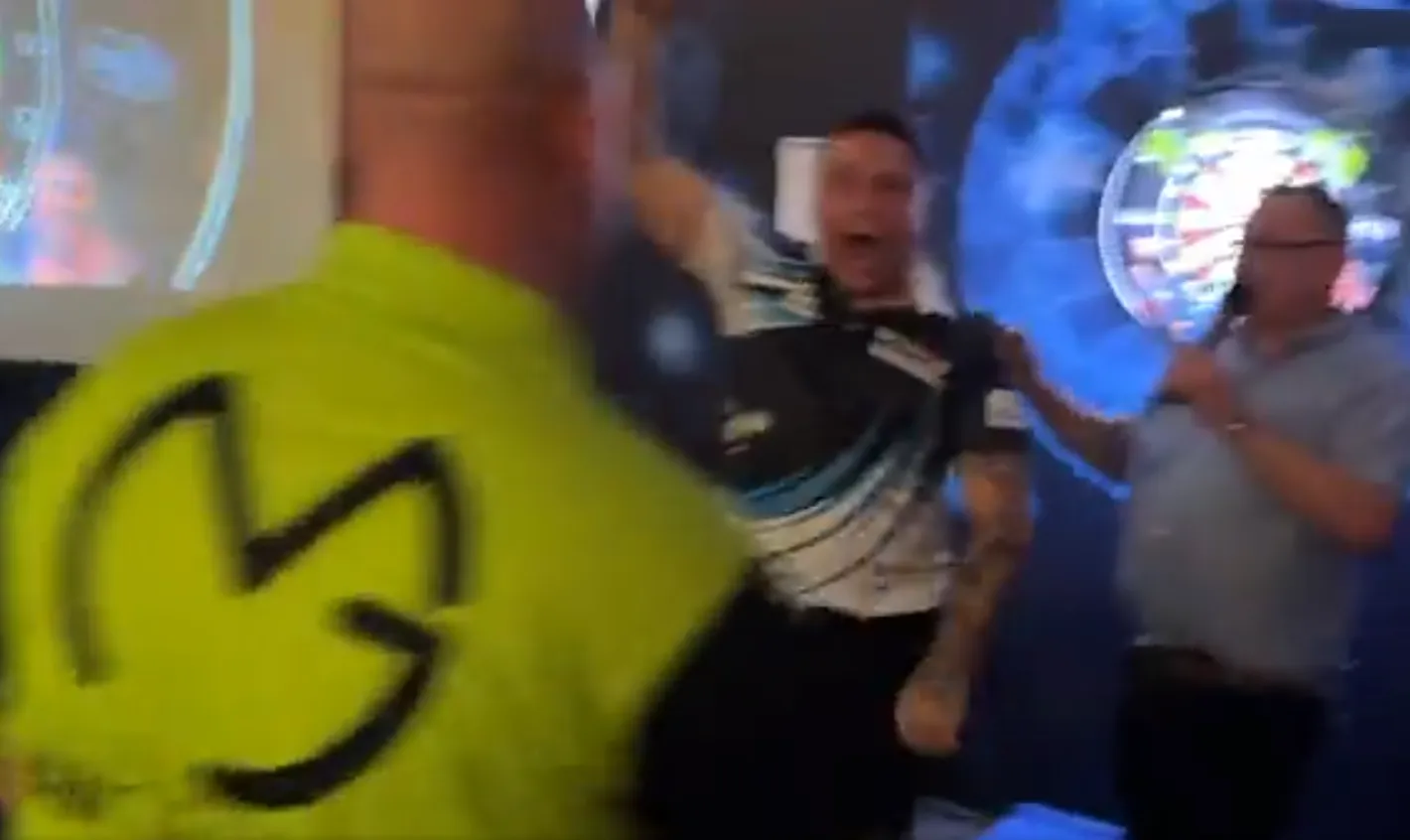 VIDEO: Gerwyn Price gaat uit zijn dak na deze 9-darter tegen Van Gerwen op demo-avond