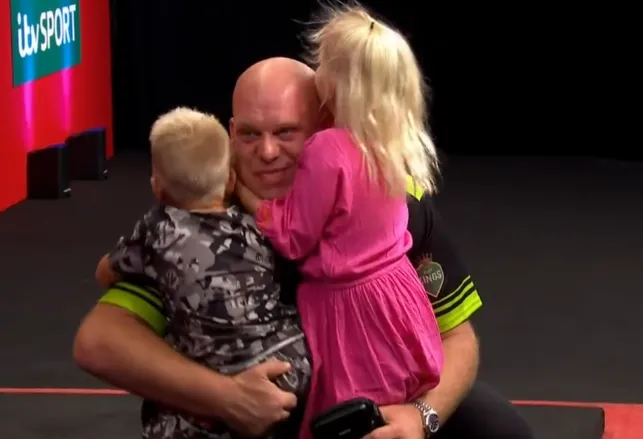 Prachtige beelden van Michael van Gerwen's kinderen die na winst podium op rennen