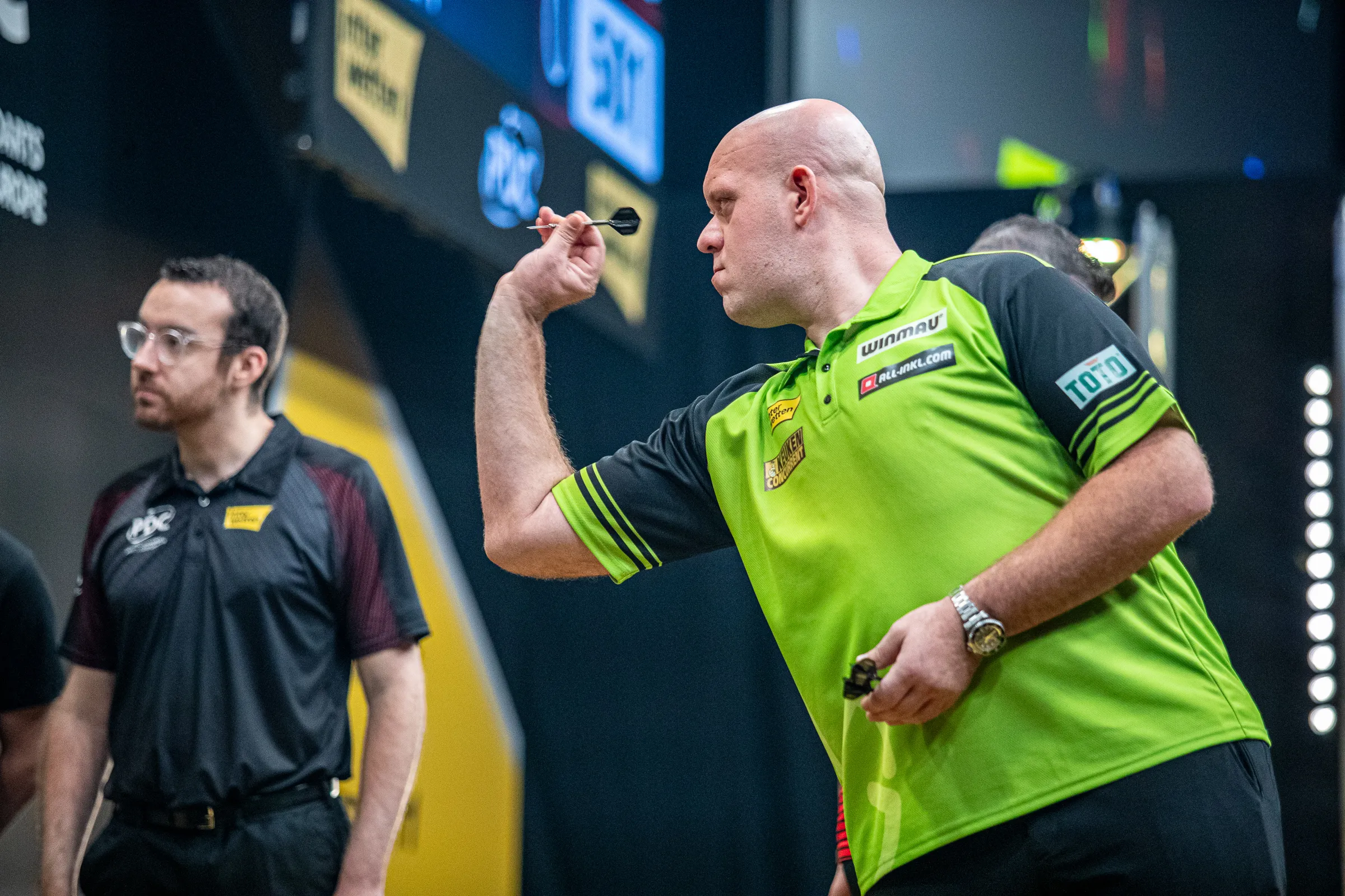 Van Gerwen overleefd een matchdart en is door naar de L4 tijdens het Interwetten German Darts Championship
