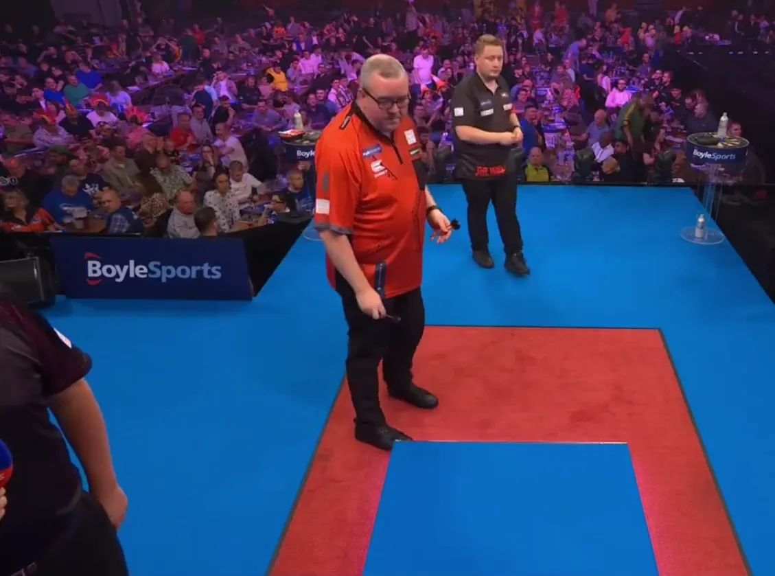 Bizar moment aan start van duel tussen Stephen Bunting en Martin Schindler