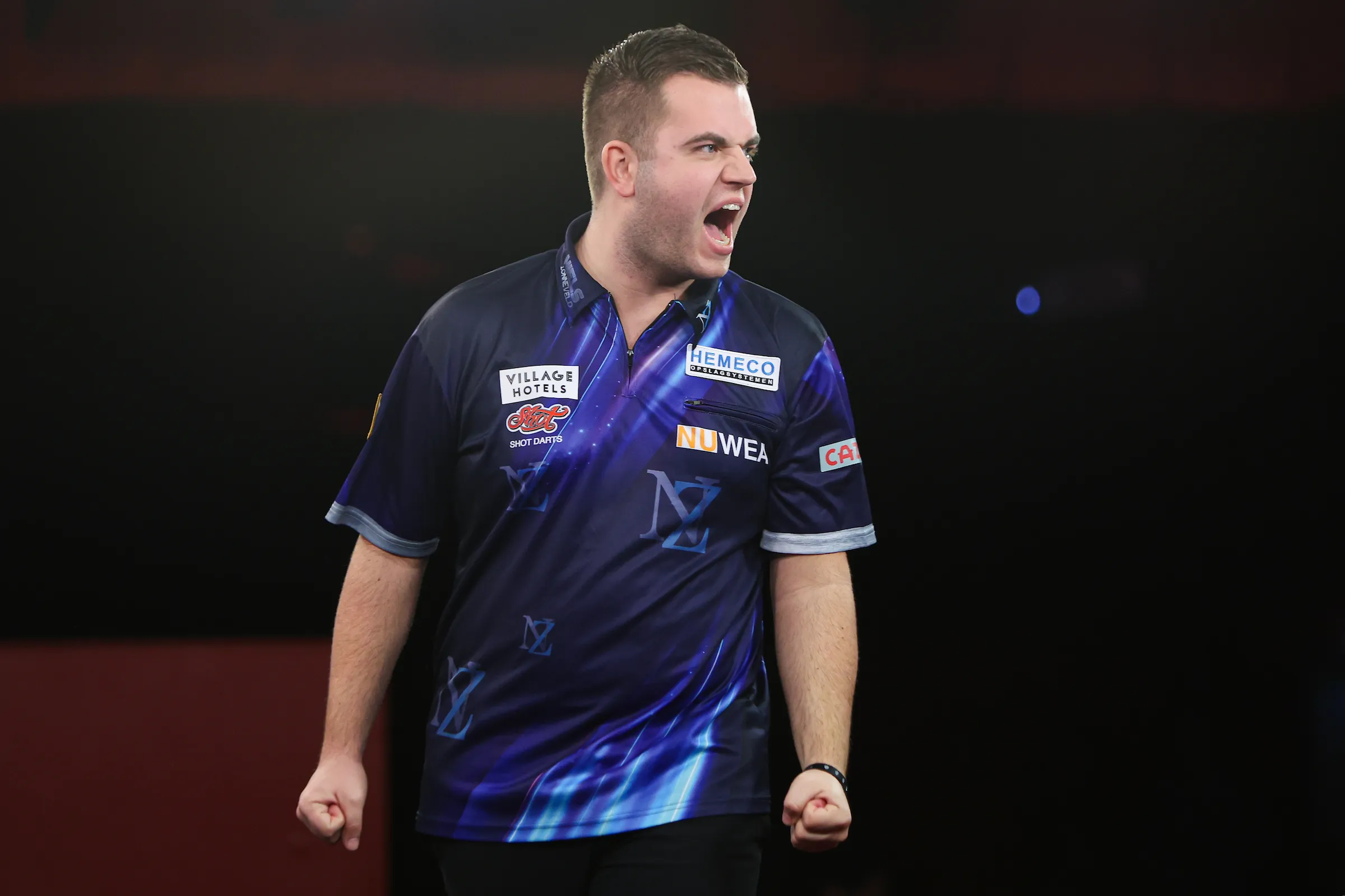 Niels Zonneveld realistisch na spannende overwinning in Dutch Darts Championship: "Was niet goed, maar blij met de winst."