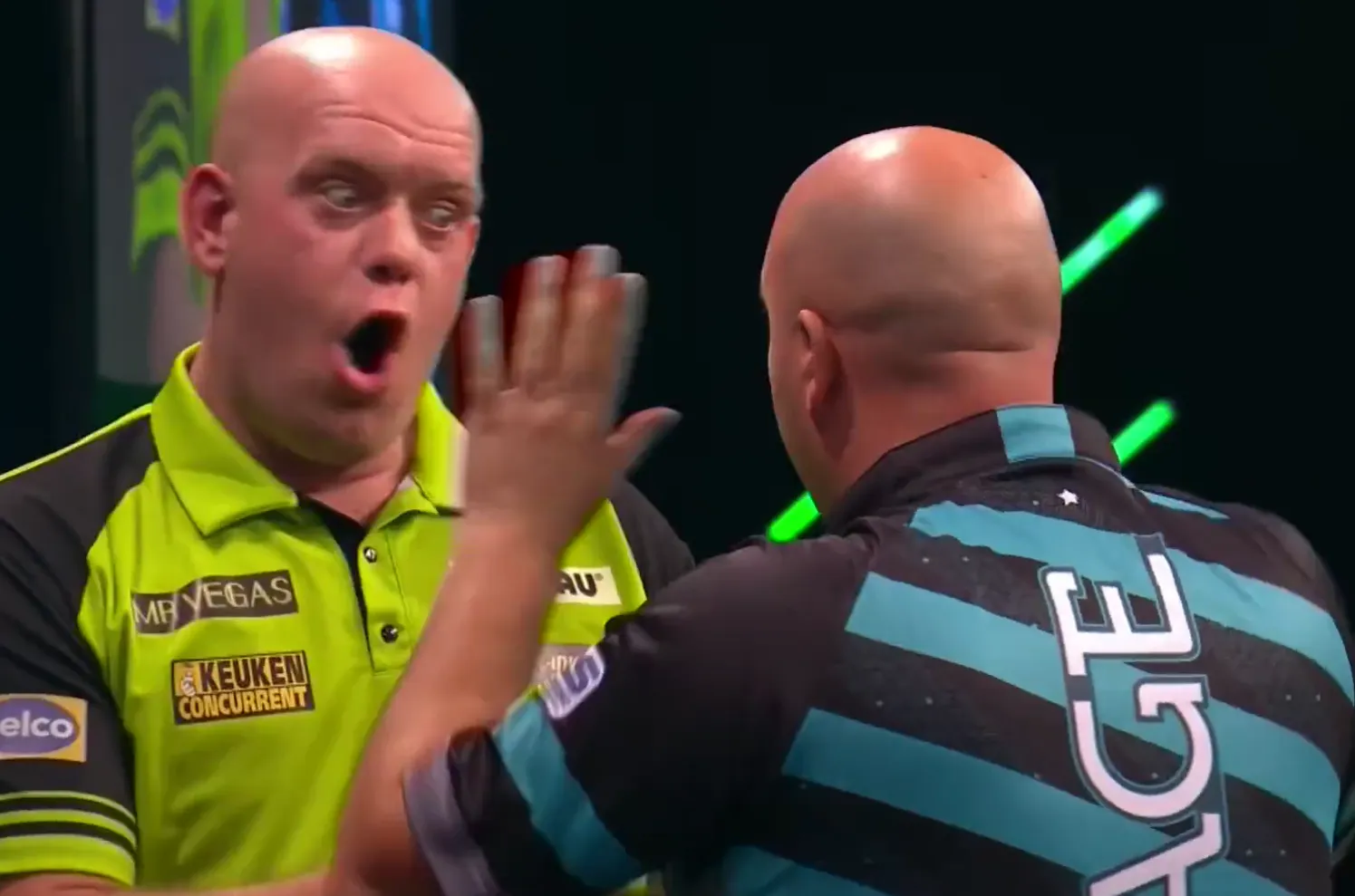 VIDEO: Michael van Gerwen en Rob Cross wisselen woorden met elkaar na duel