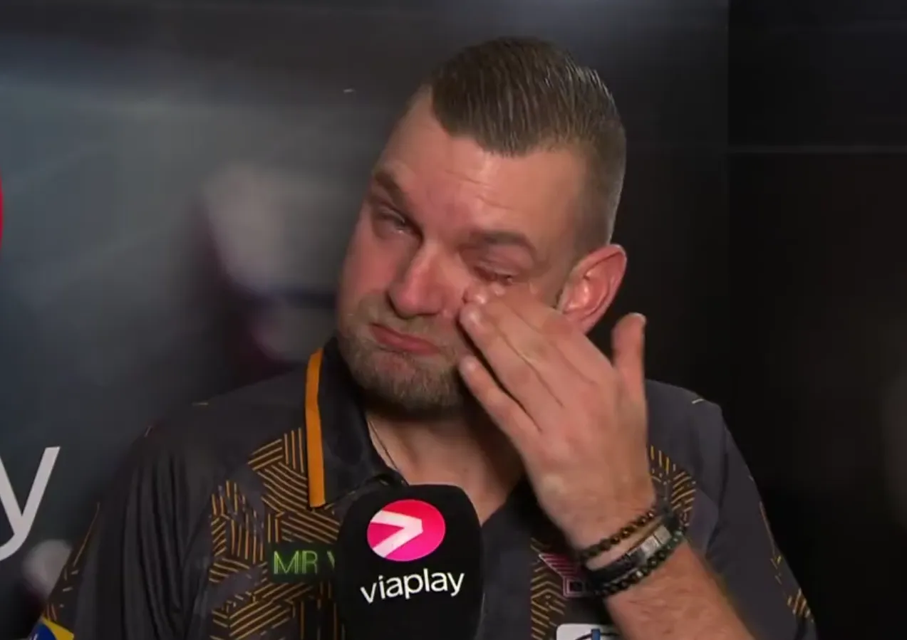 Martijn Kleermaker emotioneel voor camera bij Arjan van der Giessen na nederlaag