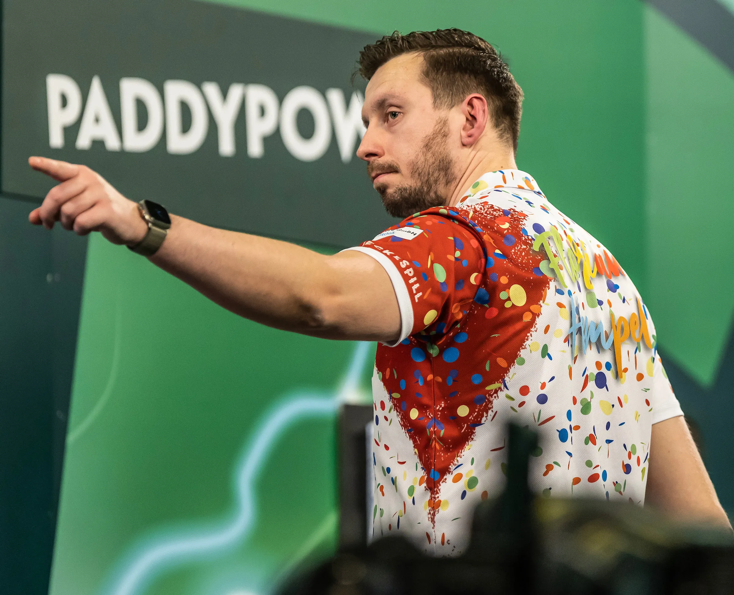 Hempel en Schindler kloppen Van den Bergh en Wattimena in spannende tweede ronde PDC-WK