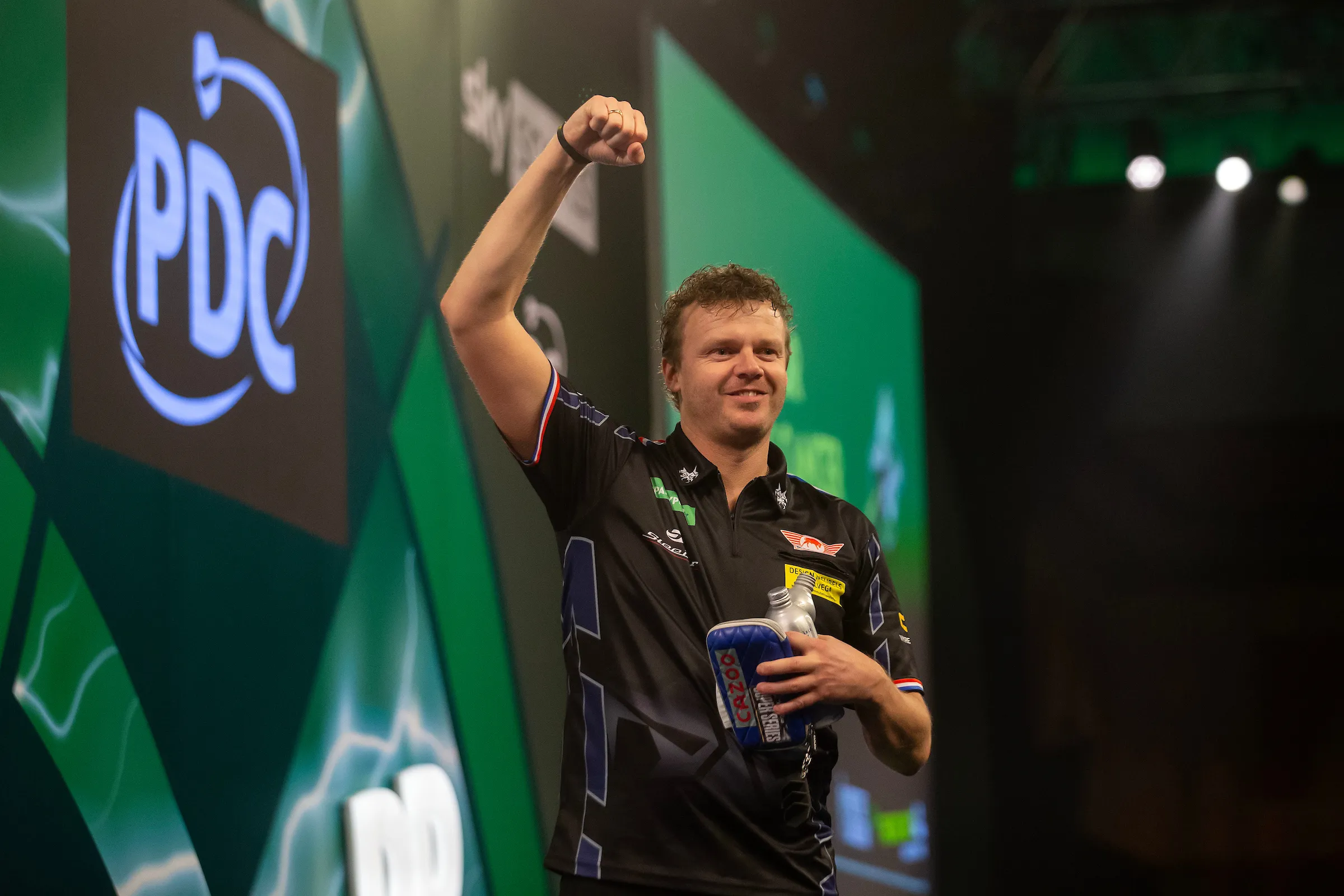 Samenvatting, video's van dag 6 'Veenstra's winst debuut en Wright's verrassende uitschakeling op het PDC World Darts Championship'