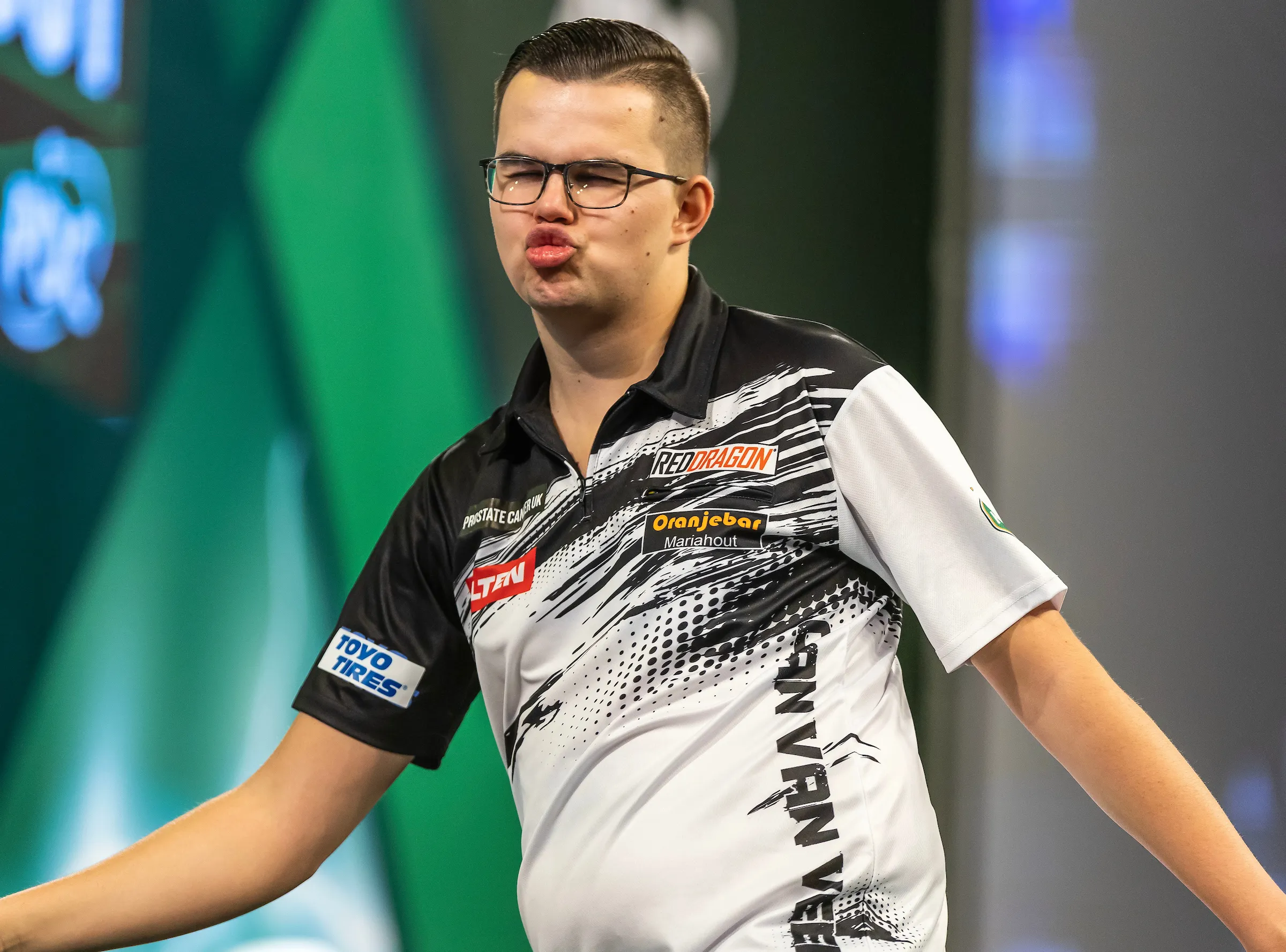 Gian van Veen vecht moedig maar verliest van Damon Heta in UK Open