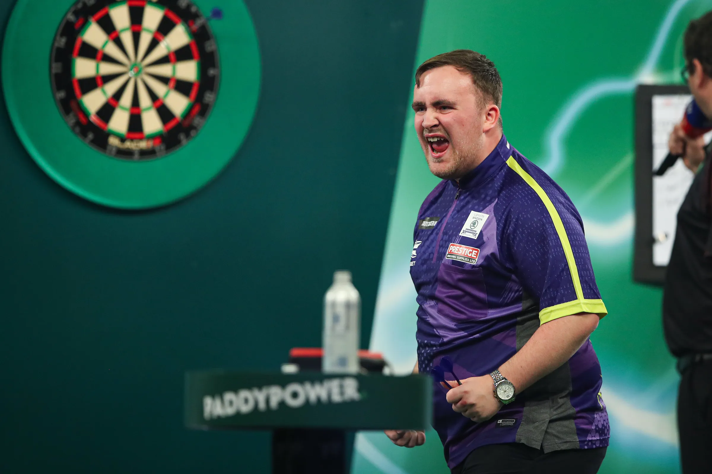 Zoveel uur staat Luke Littler dagelijks aan het dartbord te trainen om zo goed te worden