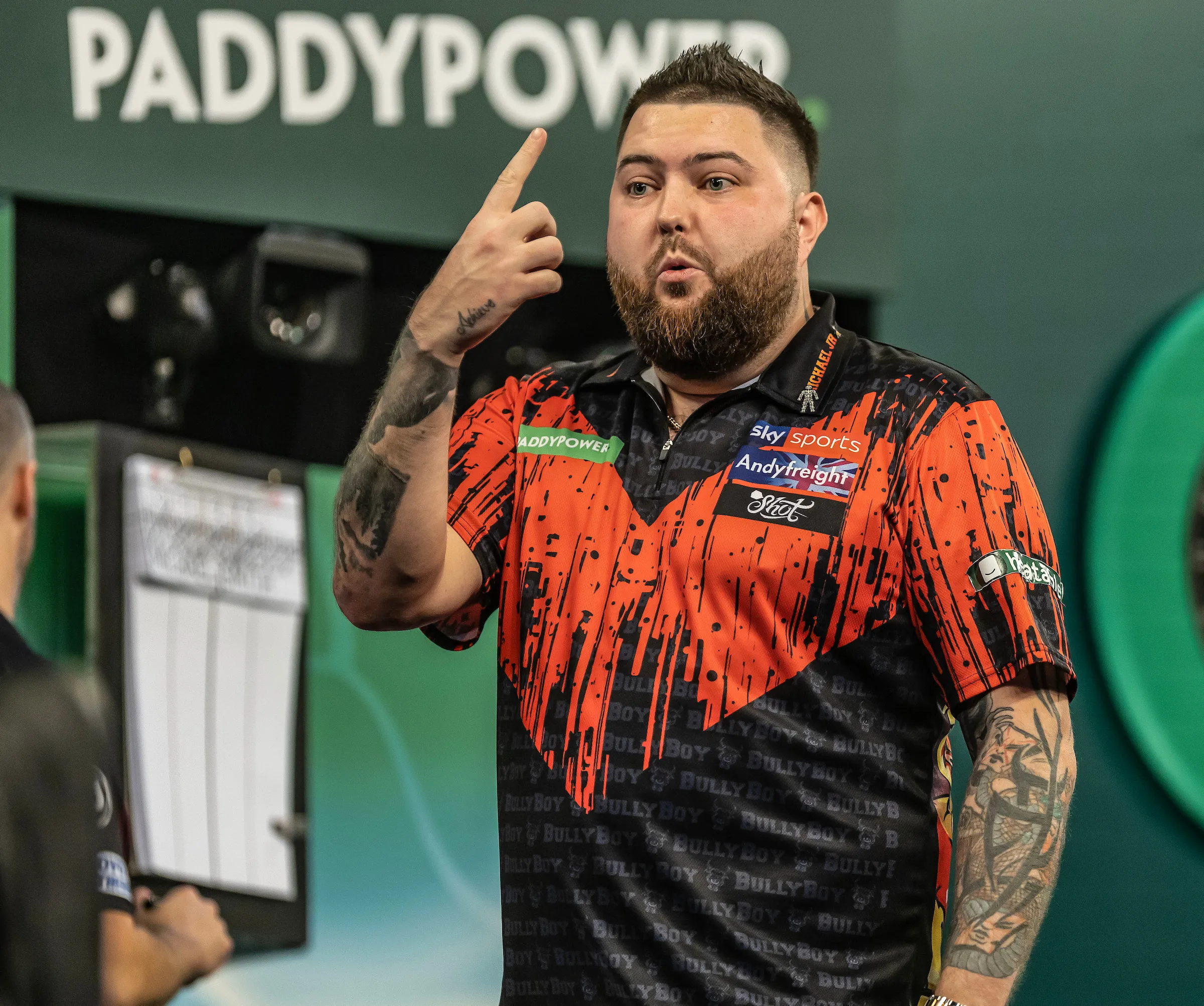 Michael Smith heeft zich op de laatste avond geplaatst voor de Playoffs via een 132-finish, Van Gerwen naar de halve finale