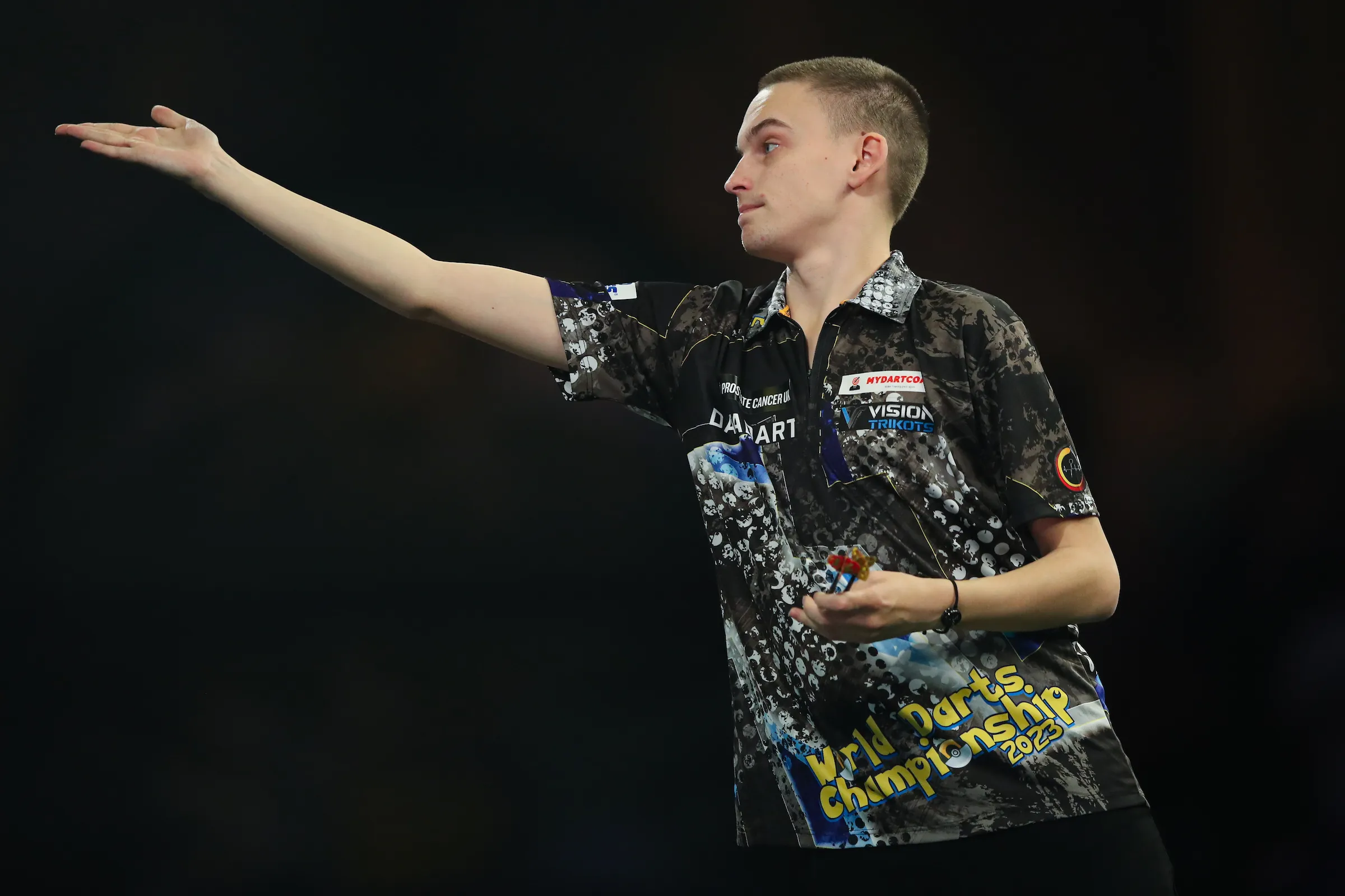 Promi Darts WM 'Van Gerwen onderuit met Knossi in de halve finale, Pikachu & Fresh winnen'