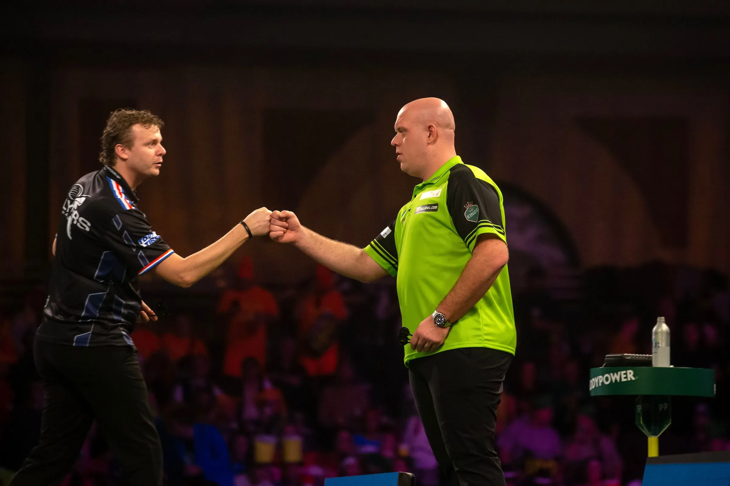 Video-hoogtepunten: Van Gerwen overrompelt Veenstra, De Graaf onderuit tegen Cross op dag 10 PDC WK