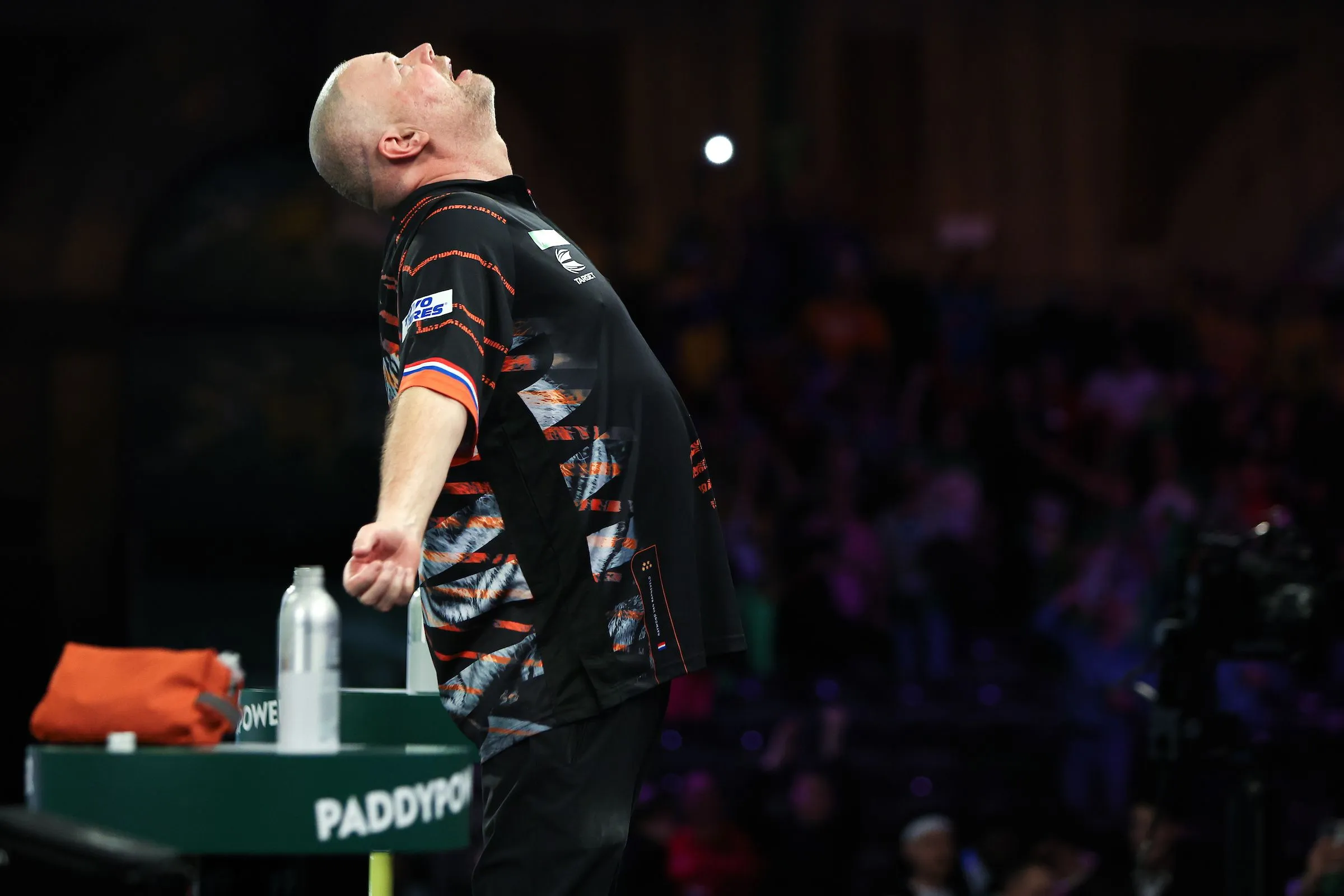 Barney schittert weer: Van Barneveld pakt na drie jaar een Players Championship titel