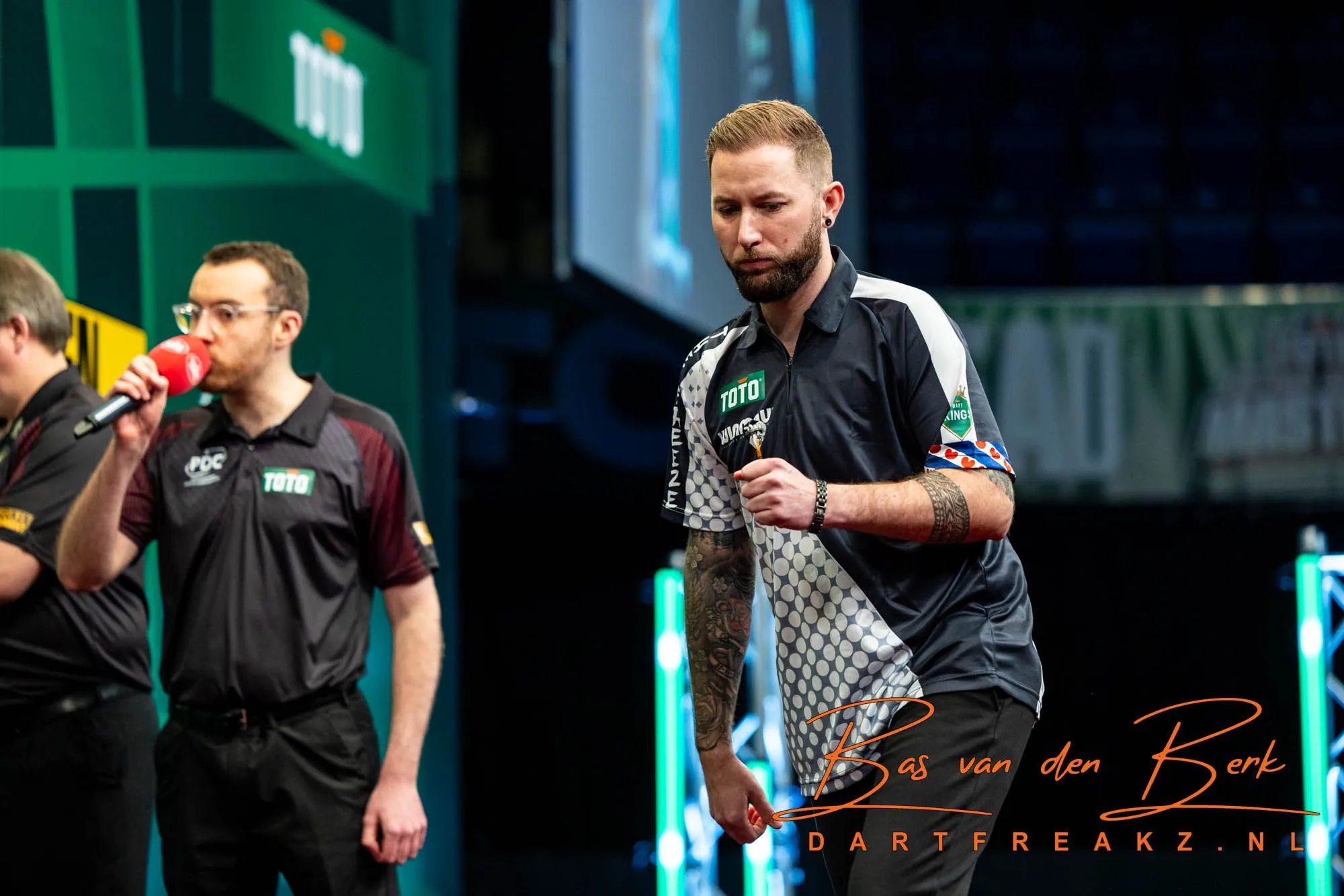 Danny Noppert tevreden na tweede ronde winst op Dutch Darts Championship: "Het publiek vermaakt zich en ik ook."