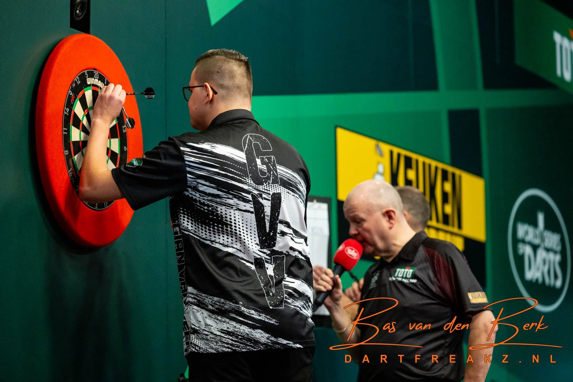 UK Open kwartfinales: Luke Littler verslaat Gian van Veen, Wade wint kraker van Humphries