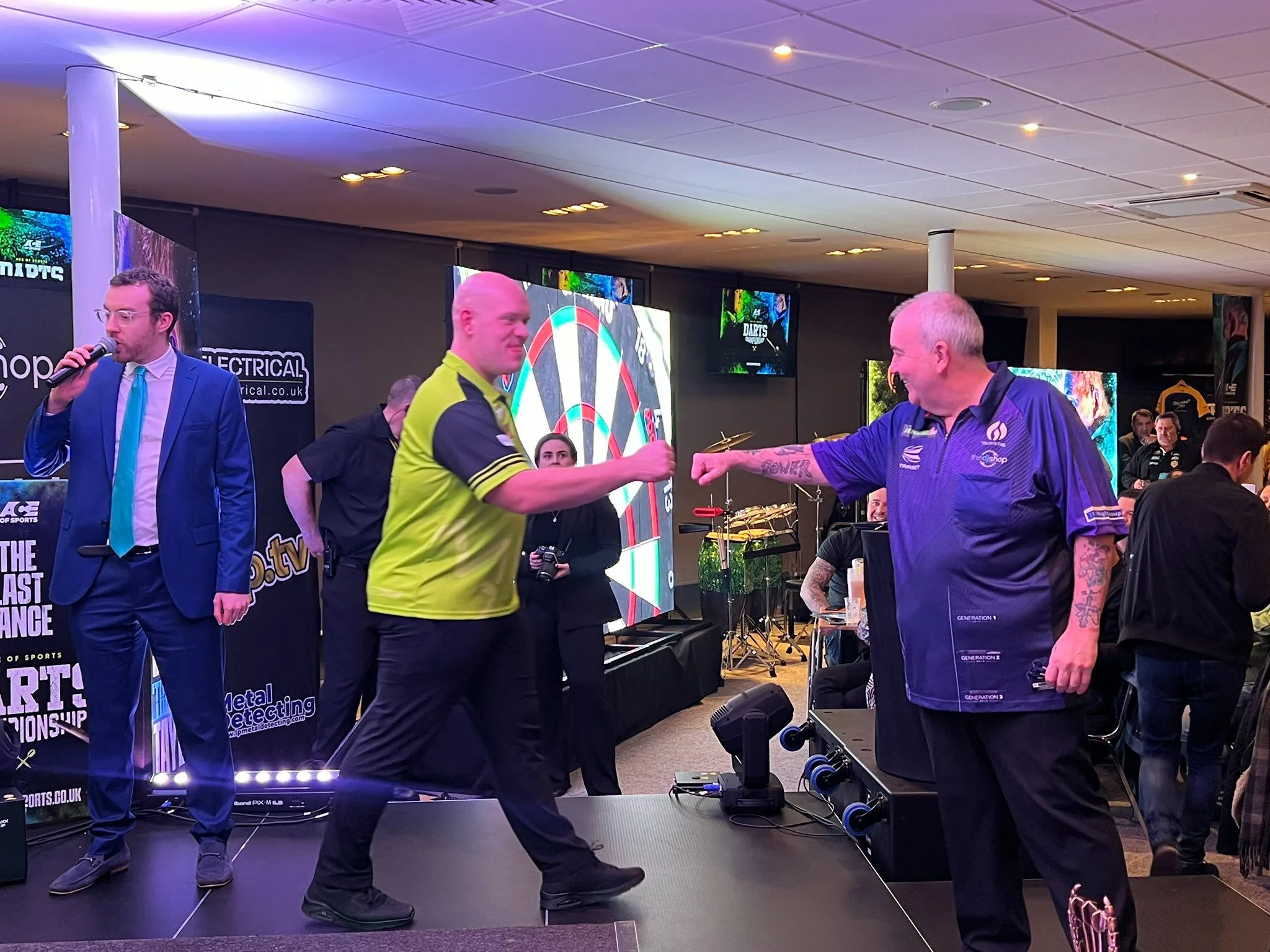 Van Gerwen neemt zoete wraak en maakt demonstratief korte metten met Phil Taylor